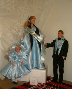 Divatbemutatón, szépségkirálynővé választott baba {Mrs. Babaváros} és családja